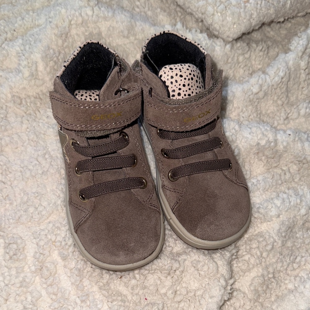 Geox girls sneakers Size 7